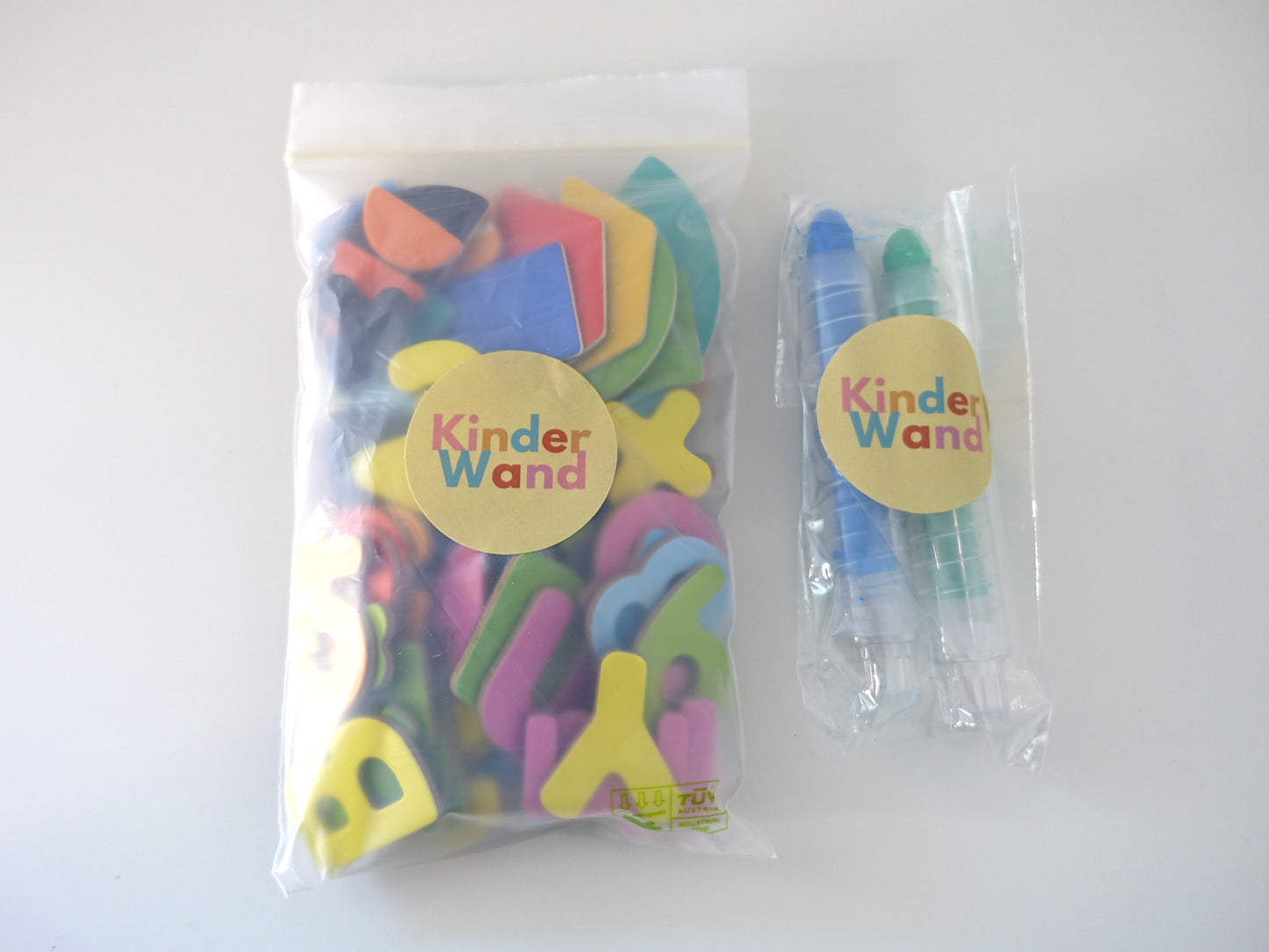 Magnetische Buchstaben – Alphabet zum Spielen und Lernen auf Kinderwand Wandsticker und 2 kostenlose Wachsmalstifte – Geschenk zur Kinderwand Bestellung