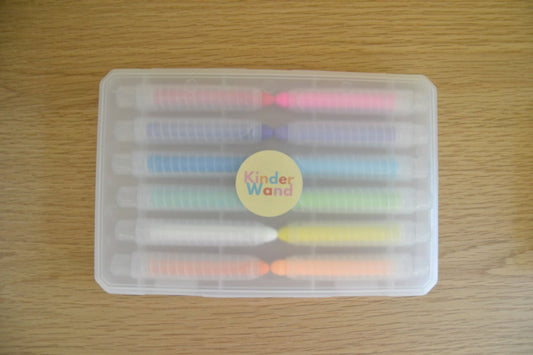 12 Kinderwachsmalstifte mit magnetischem Halter – ideal für die Verwendung mit Kinderwand Produkten


