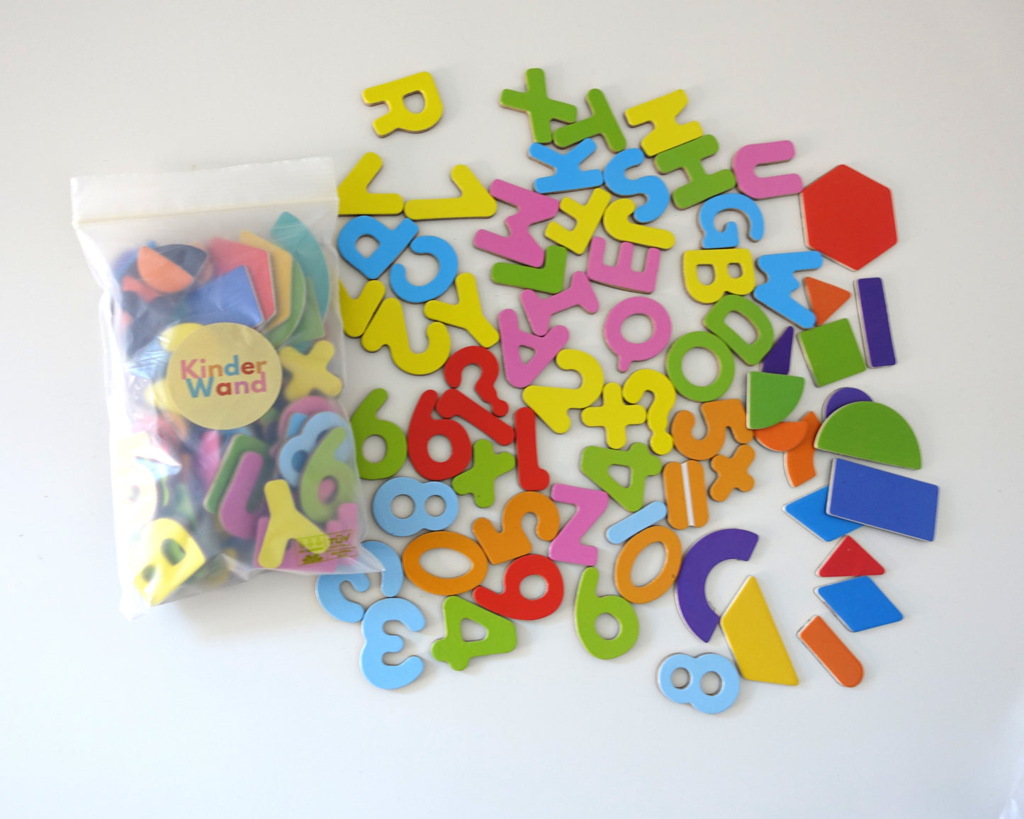 Magnetische Buchstaben, Zahlen und Formen  – Alphabet zum Spielen und Lernen auf Kinderwand Wandsticker